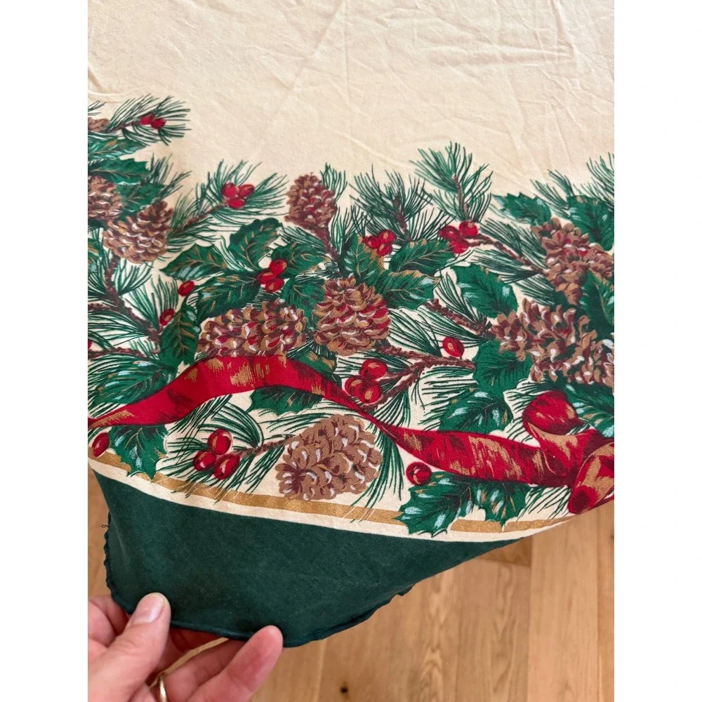 VTG Unbranded Christmas Round Tablecloth 70